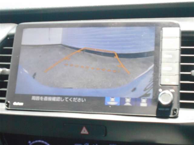 車庫入れの頼もしい味方！　バックモニター付いています！！