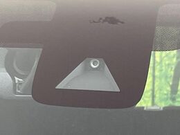 【エマージェンシーブレーキ】走行中に前方の車両等を認識し、衝突しそうな時は警報とブレーキで衝突回避と被害軽減をアシスト。より安全にドライブをお楽しみいただけます。