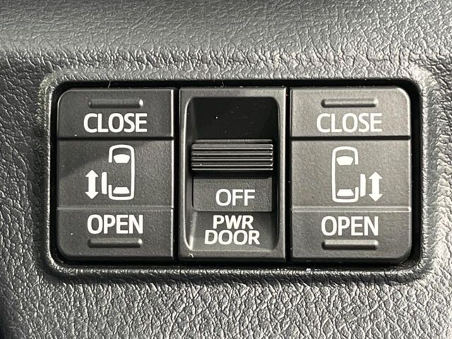 【両側パワースライドドア】スマートキーや運転席のスイッチで後席両側スライドドアの開閉が可能♪電動だから力を入れてドアを開ける必要が無く、小さなお子様でも簡単に開け閉めでき快適です♪