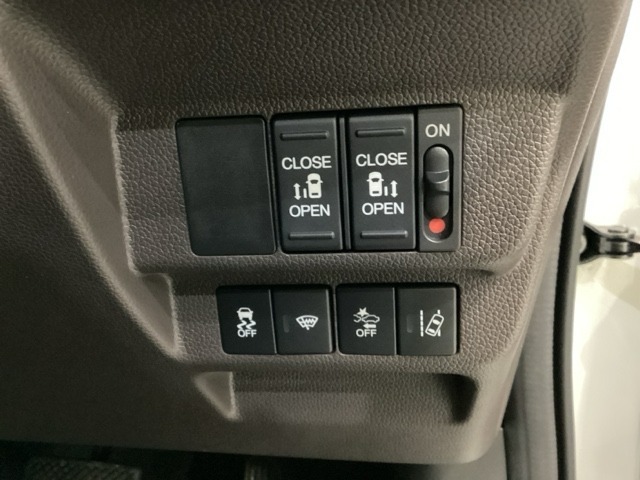 両側電動スライドドアは運転席から操作ができるよう、操作スイッチが付いています。Hondaセンシング用のVSA解除とレーンキープアシストシステムなどのメインスイッチも装備しています。