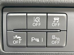 【スマートシティブレーキサポート】低速走行中に前方の車両等を認識し、衝突しそうな時は警報とブレーキで衝突回避と被害軽減をアシスト。より安全にドライブをお楽しみいただけます。