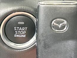 【アドバンストキー】カバンやポケットに入れたままでもドアの施錠・解錠が可能なスマートキーを装備。エンジンのオン・オフ時もカギを取り出す必要が無いからとっても便利です♪