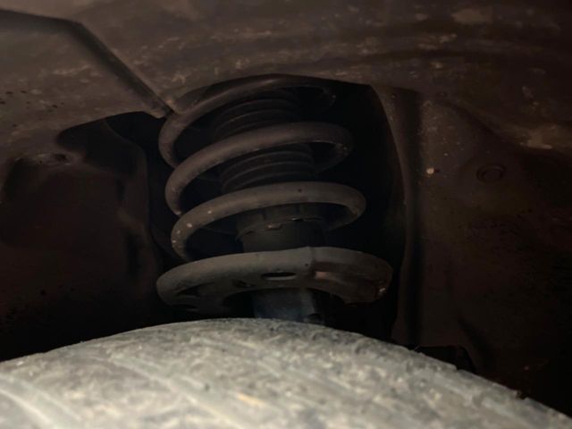 お車を安心してお乗りいただく為には、足回りの定期点検が欠かせません。サービスサポート（有償保証）では無料点検もご提供しており、安心のカーライフをお過ごしいただけるサポート体制が整っています。