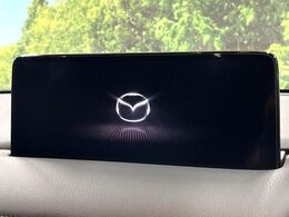 【10.25インチマツダコネクト】車内の雰囲気にマッチした大型ディスプレイ。スマホ接続でのナビ使用やBluetooth再生等、様々な機能が楽しめます。直感的なダイヤル操作が可能で、使い勝手も良好です。