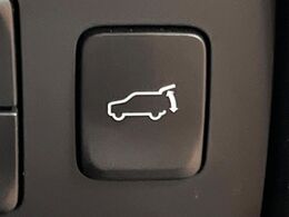 【パワーバックドア】スマートキーや運転席のボタンを押すだけでリアゲートが自動で開閉します！荷物を持っている時や、高い位置にあるバックドアを閉める際に便利な機能です♪