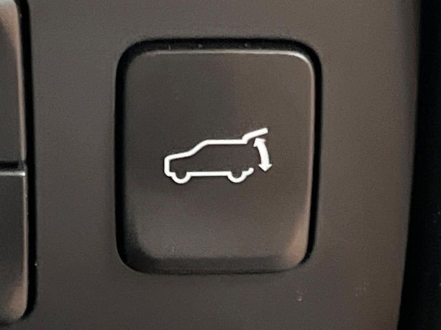 【パワーバックドア】スマートキーや運転席のボタンを押すだけでリアゲートが自動で開閉します！荷物を持っている時や、高い位置にあるバックドアを閉める際に便利な機能です♪