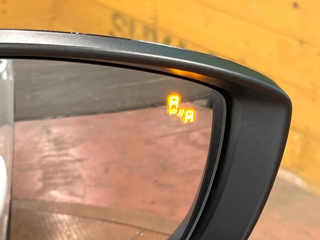 【ブラインドスポットモニタリング】走行中、ドアミラーの死角になりやすい箇所に後続車が接近するとサイドミラー付近に警告を表示、ドライバーに注意喚起をしてくれます。