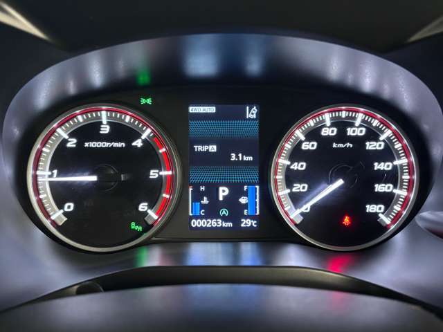 内装全体にソフトパッドを使用し高級車のような質感を実現し、サバ杢柄のパネルを加えることで上質さがアップした◎