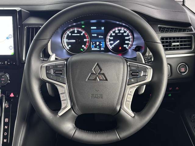 これまでのデリカD5は絶壁ハード樹脂の古典的オフローダー風だった運転席から繊細なデザインへと大きく変わった◎