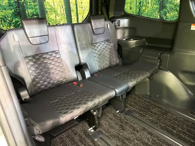 3列目シートはもちろん状態良好☆大人でもゆったりと座って頂けますので、大人数でのお出かけもラクラクです♪ご家族で、気の知れた仲間で、ドライブに行くのが楽しみですね♪