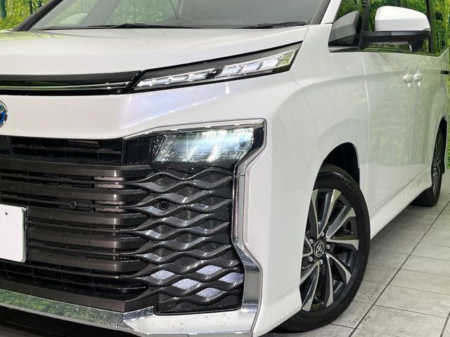 【LEDヘッドライト】悪天候や夜間走行時も良好な視界を確保し安心して運転できる高輝度LEDヘッドライトを装備！点灯速度が早く、消費電力も抑えられています。