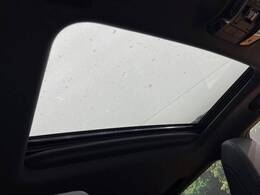 【サンルーフ】開放感たっぷりの希少装備、サンルーフが装着されています！車内に明かりを取り入れたり景色を楽しむ以外にも、車内の空気も簡単に換気できて快適です！