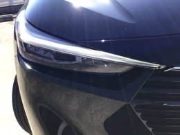 【LEDヘッドライト】ディスチャージヘッドライト（HID）と同等の明るさで、夜道や雨天走行が明るく視界良好！！　フォグライトも装備で、安心感さらにUPです♪安心ドライブを楽しんで下さい♪