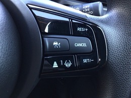 【アダプティブ・クルーズ・コントロール】予め設定した車速内でクルマが自動的に加減速。 前走車との適切な車間距離を維持しながら追従走行し、高速道路でのドライバーの疲労を軽減してくれる嬉しい機能付♪