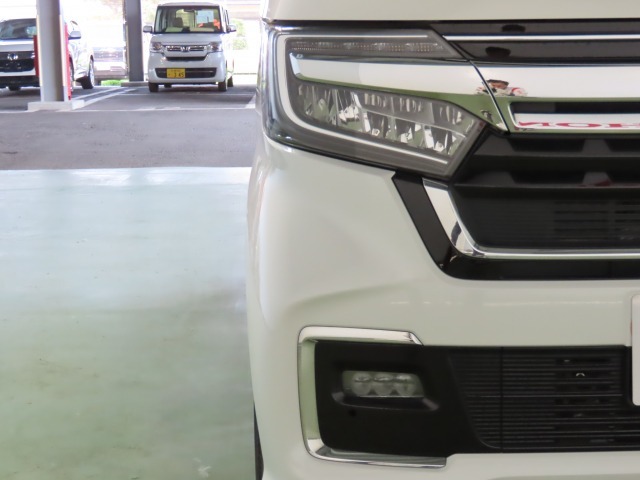 LEDヘッドライトは、点灯の瞬間から最大光量を発揮し、突然暗くなるトンネルなどでの安定感を高めます。