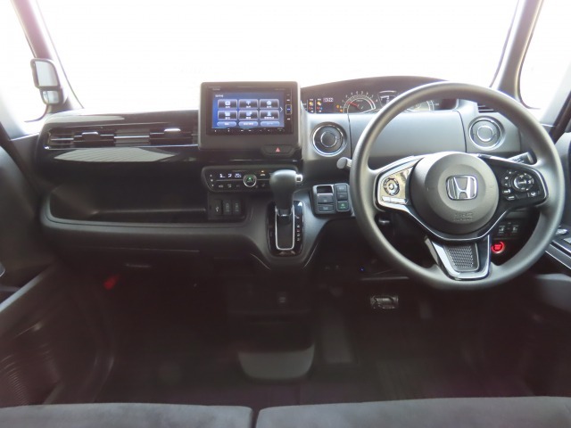 インパネシフトで足元スッキリ！運転席もゆったりしているのでゆとりを持って運転できます。