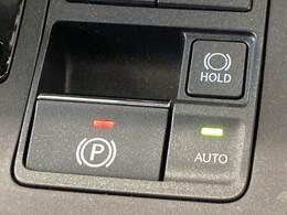 【オートブレーキホールド】オートブレーキホールドスイッチをONにしておくと、ブレーキを踏んで停車したときにブレーキペダルから足を離しても停車状態を維持することができます。