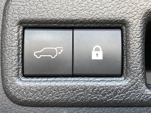 【電動リアゲート】ボタンひとつで大きなゲートも簡単に開閉可能です。背の高いSUVならではの装備は嬉しいですね。