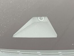 【トヨタセーフティセンス】走行中に前方の車両等を認識し、衝突しそうな時は警報とブレーキで衝突回避と被害軽減をアシスト。より安全にドライブをお楽しみいただけます。