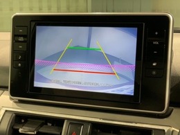 リバースギアに入れるだけで後方の表示へ切り替わります。夜間や雨の日の駐車も楽になりますよ。