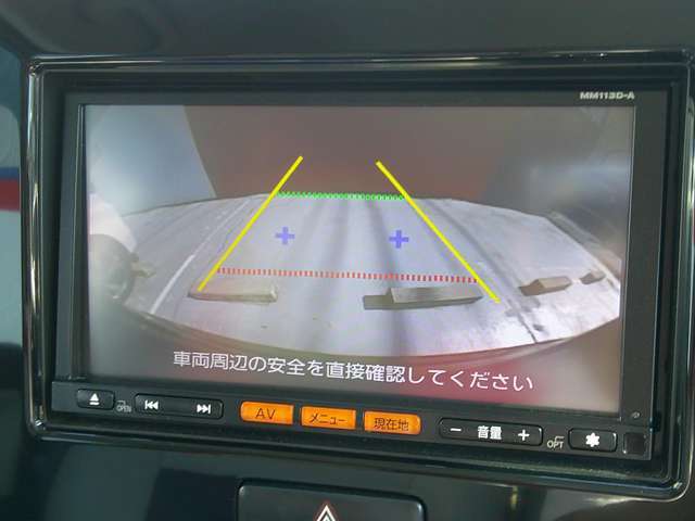 シフトレバーをバックに入れるとバックカメラ映像が映りますので駐車も楽々ですよ♪