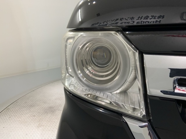 LEDヘッドライトは、点灯の瞬間から最大光量を発揮し、突然暗くなるトンネルなどでの安定感を高めます。