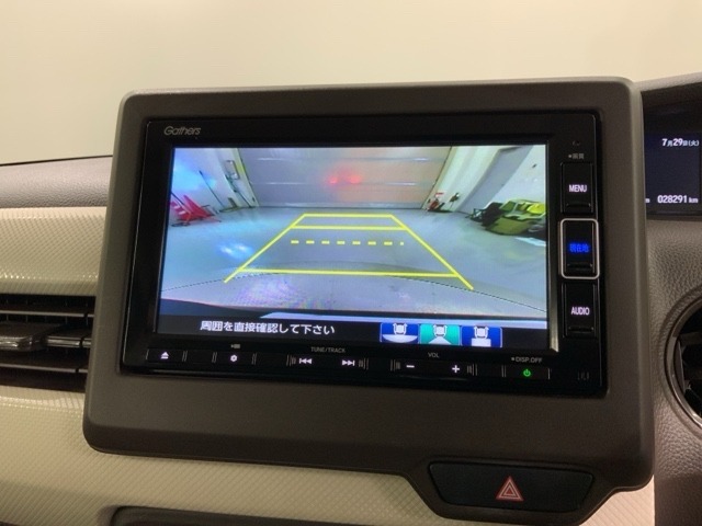 リバースギアに入れるだけで後方の表示へ切り替わります。夜間や雨の日の駐車も楽になりますよ。