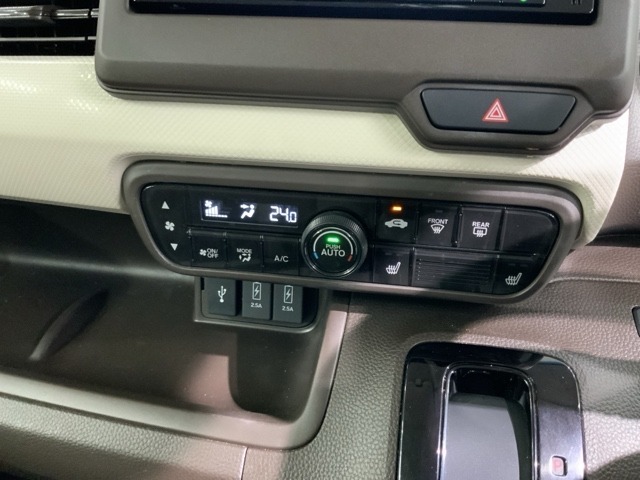 フロント両席にはシートヒーターが付いています！寒い日に便利な装備ですね。
