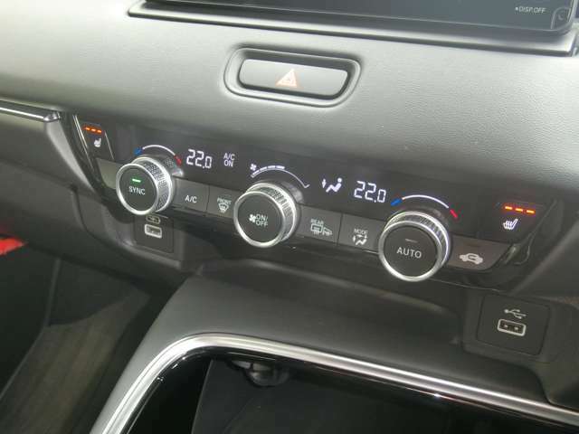 プッシュボタンとダイヤルを組み合わせたエアコン操作パネル (左右独立温度コントロール式フルオートエアコン) / 運転席＆助手席シートヒーター 。