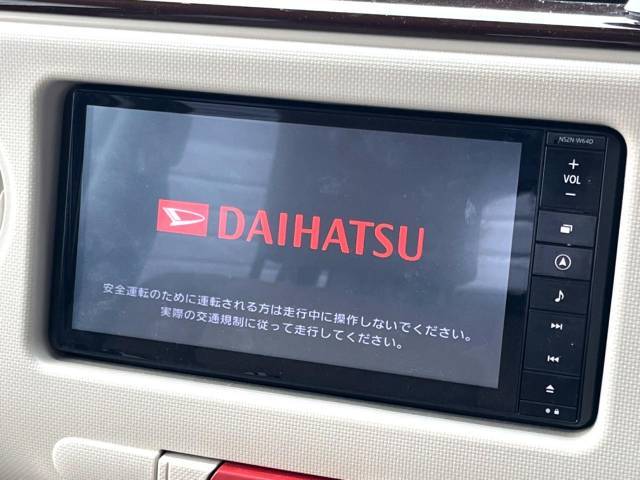 【純正ナビ】人気の純正ナビを装備。オーディオ機能も充実しており、Bluetooth接続すればお持ちのスマホやMP3プレイヤーの音楽を再生可能！毎日の運転がさらに楽しくなります！！