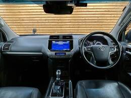 コックピット。車内もキレイで嫌な臭いもありません！ご納車後の臭いが付きにくくなる「空気触媒コーティング」もあります。