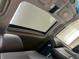 開放感あふれるドライブをお楽しみいただけるサンルーフを装備。天気の良い日にサンルーフを開けると気分が高まりますね☆