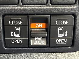 【両側パワースライドドア】スマートキーや運転席のスイッチで後席両側スライドドアの開閉が可能♪電動だから力を入れてドアを開ける必要が無く、小さなお子様でも簡単に開け閉めでき快適です♪