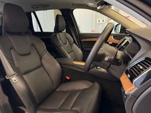 Momentum専用レザーシートは運転席助手席ともシートヒーターや電動ランバーサポート、電動クッションエクステンションといった便利な機能がご利用いただけます。