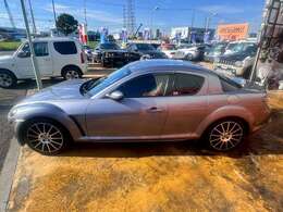 中古車は1点物となります。同じ程度の車は2台としてありません。気になるお車がございましたら遠慮なくお問い合わせください。お車の購入が初めての方も経験豊富なスタッフが丁寧にご説明致します。