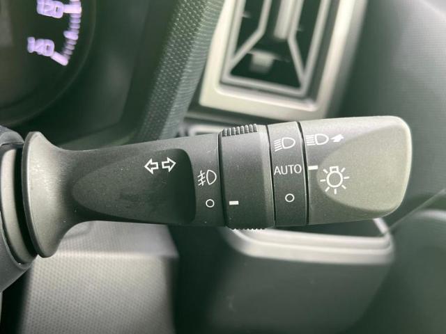 WECARSの展示場では実際に見て、触ってお車をお選びいただけます！知識の豊富な営業スタッフが様々なカーライフをご提案いたします！