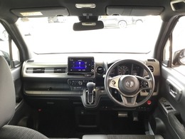 広くすっきりとした視界。狭い道への右左折やバック駐車の際にも、周囲の状況をしっかりとつかめるので安心です。
