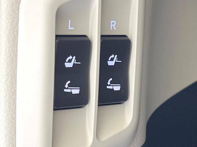 【電動格納サードシート】3列目はスイッチ一つでラクラク収納！荷物が多い時など座席を収納スペースに変更する際も、力は必要ありません！お子様でも簡単に操作していただけます！