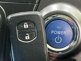 【スマートキー】カバンやポケットに入れたままでもドアの施錠・解錠が可能なスマートキーを装備。エンジンのオン・オフ時もカギを取り出す必要が無いからとっても便利です♪