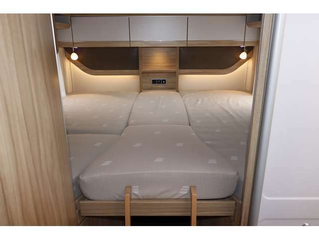 ダブルベッドサイズのベッドルームです。約195cm×185cmございます。