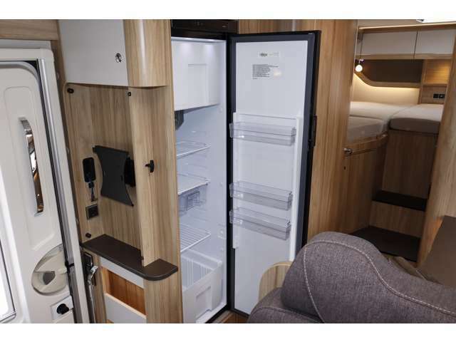 大型冷凍冷蔵庫を装備！12V、100V、ガスの3WAY仕様となっております。