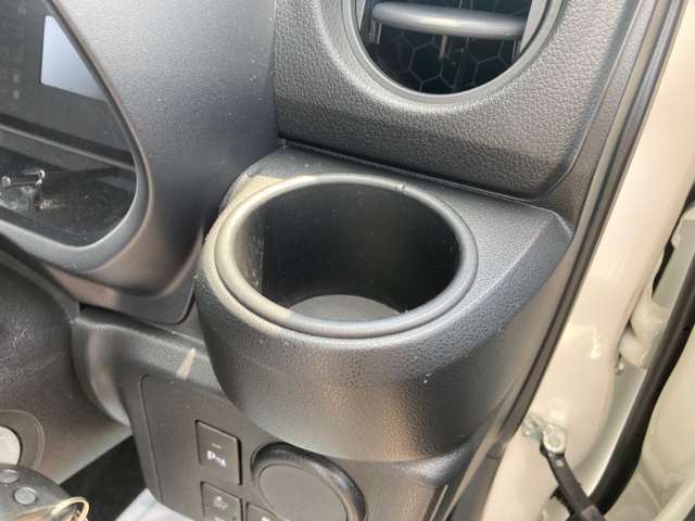 ドリンクホルダーが付いているので遠出の時もお手元すっきりです！