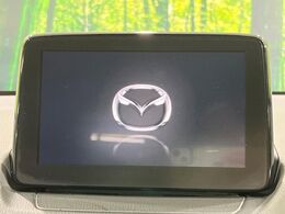 【7インチマツダコネクト】車内の雰囲気にマッチした大型のディスプレイ。スマホ接続でのナビ使用やBluetooth再生等、様々な機能が楽しめます。直感的なダイヤル操作が可能で、使い勝手も良好です。