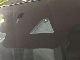 【スマートブレーキサポート】走行中に前方の車両等を認識し、衝突しそうな時は警報とブレーキで衝突回避と被害軽減をアシスト。より安全にドライブをお楽しみいただけます。