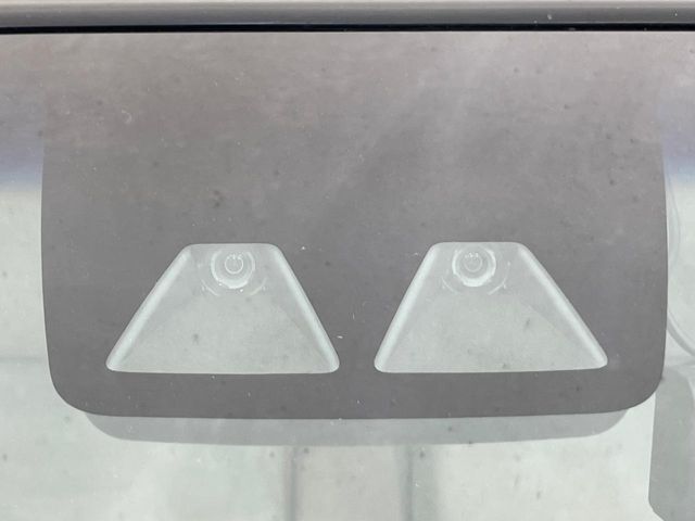 【スマートアシスト】走行中に前方の車両等を認識し、衝突しそうな時は警報とブレーキで衝突回避と被害軽減をアシスト。より安全にドライブをお楽しみいただけます。