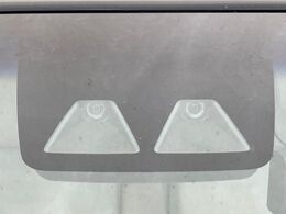 【スマートアシスト】走行中に前方の車両等を認識し、衝突しそうな時は警報とブレーキで衝突回避と被害軽減をアシスト。より安全にドライブをお楽しみいただけます。