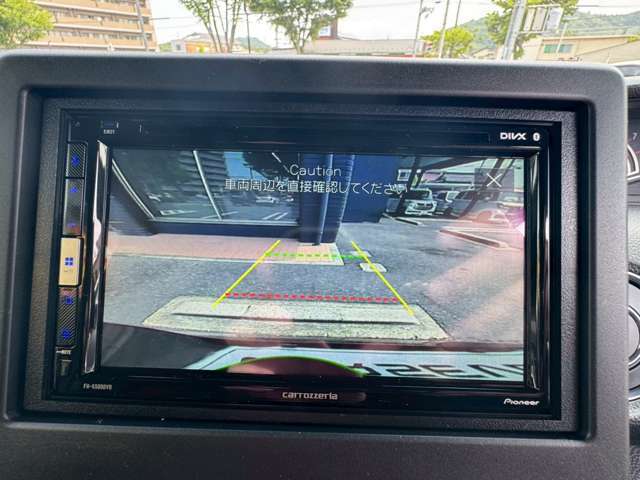駐車時、後方の映像がモニターで確認できます。狭い場所での駐車もスムーズです。