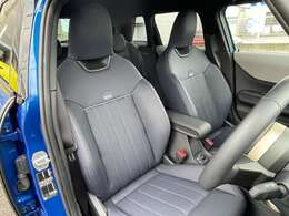 フロント・シートに大きな汚れや擦れなどは見当たりません。