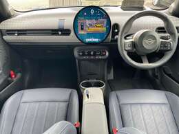 いたる所に円のデザインがちりばめられたMINIらしいコクピット・デザイン。