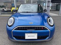 フォグランプが無くなりより洗練されたフロントマスクになりました